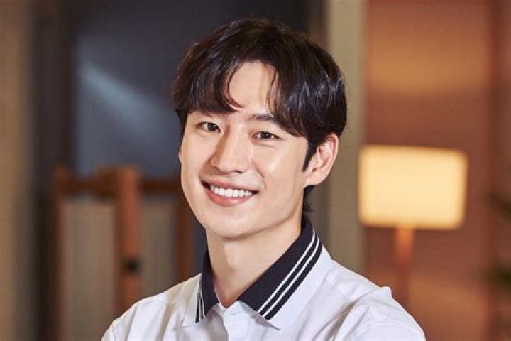 Lee Je-hoon - Bio, Age, height, Wiki, Facts and Family ·